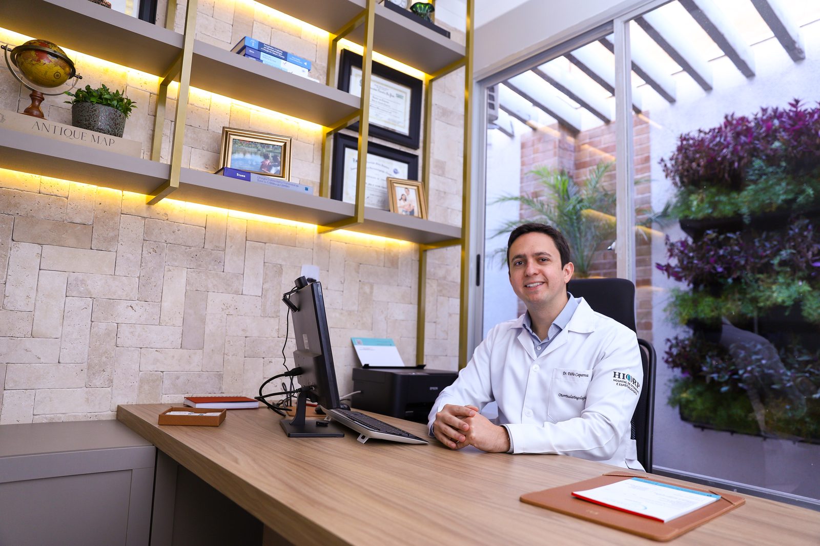 Dr. Fabio Caparroz em seu consultório