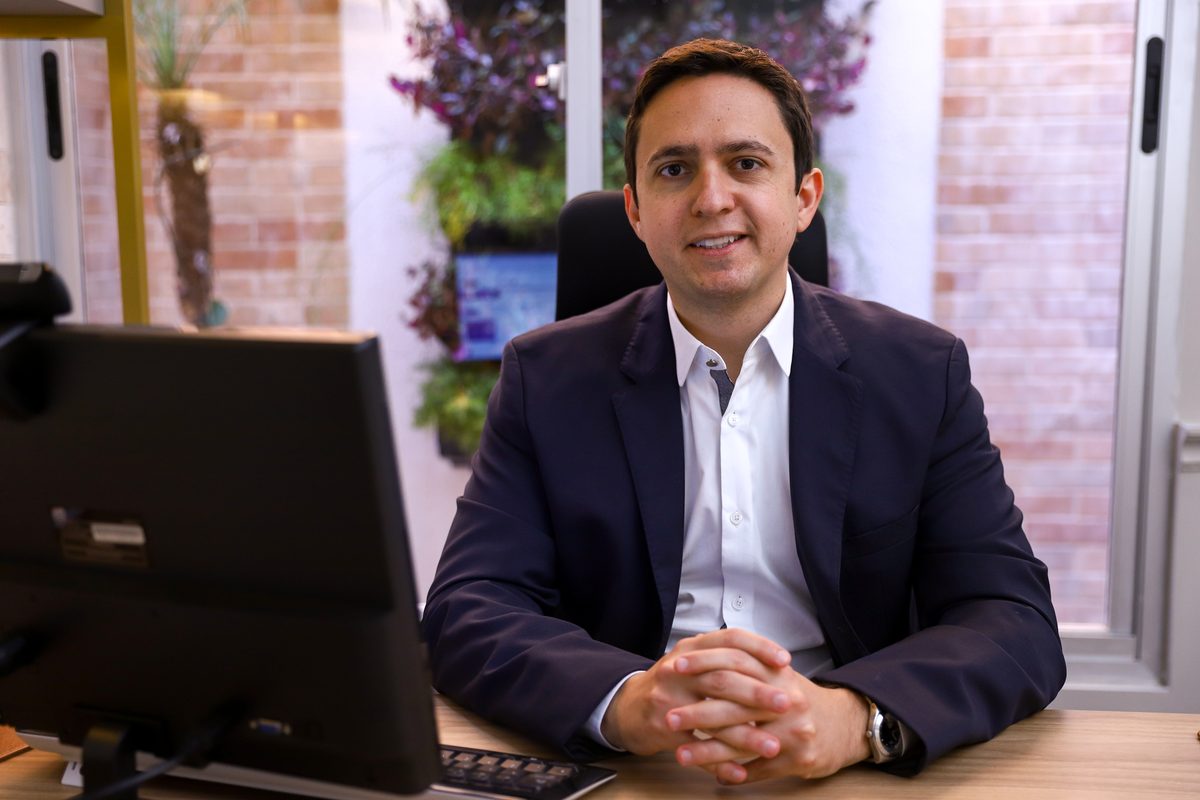 Dr. Fabio Caparroz no consultório